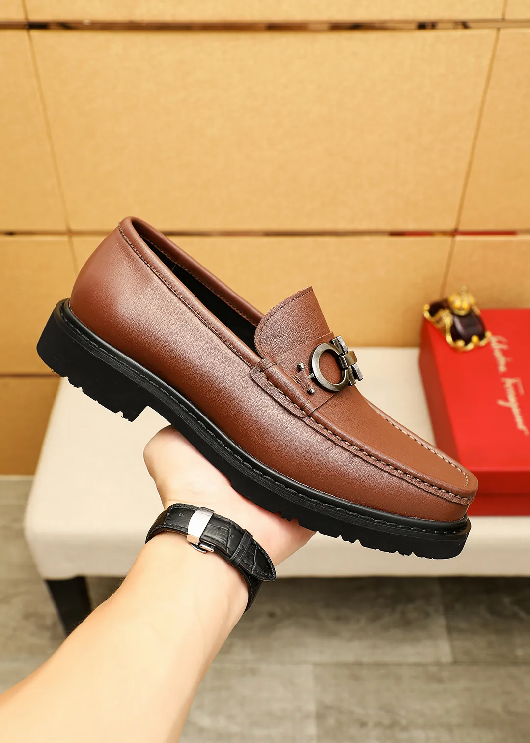 Men's shoes 💰520 💐 Product trademark: Ferragamo "Ferragamo" casual leather shoes Regular size: 38-44 (45.46🉑️customized) Product materials: Selected imported first-layer calfskin upper + original hardware buckle, imported water-dyed cow leather lining. Strong three-dimensional visual effect, original outsole color: 2 colors available